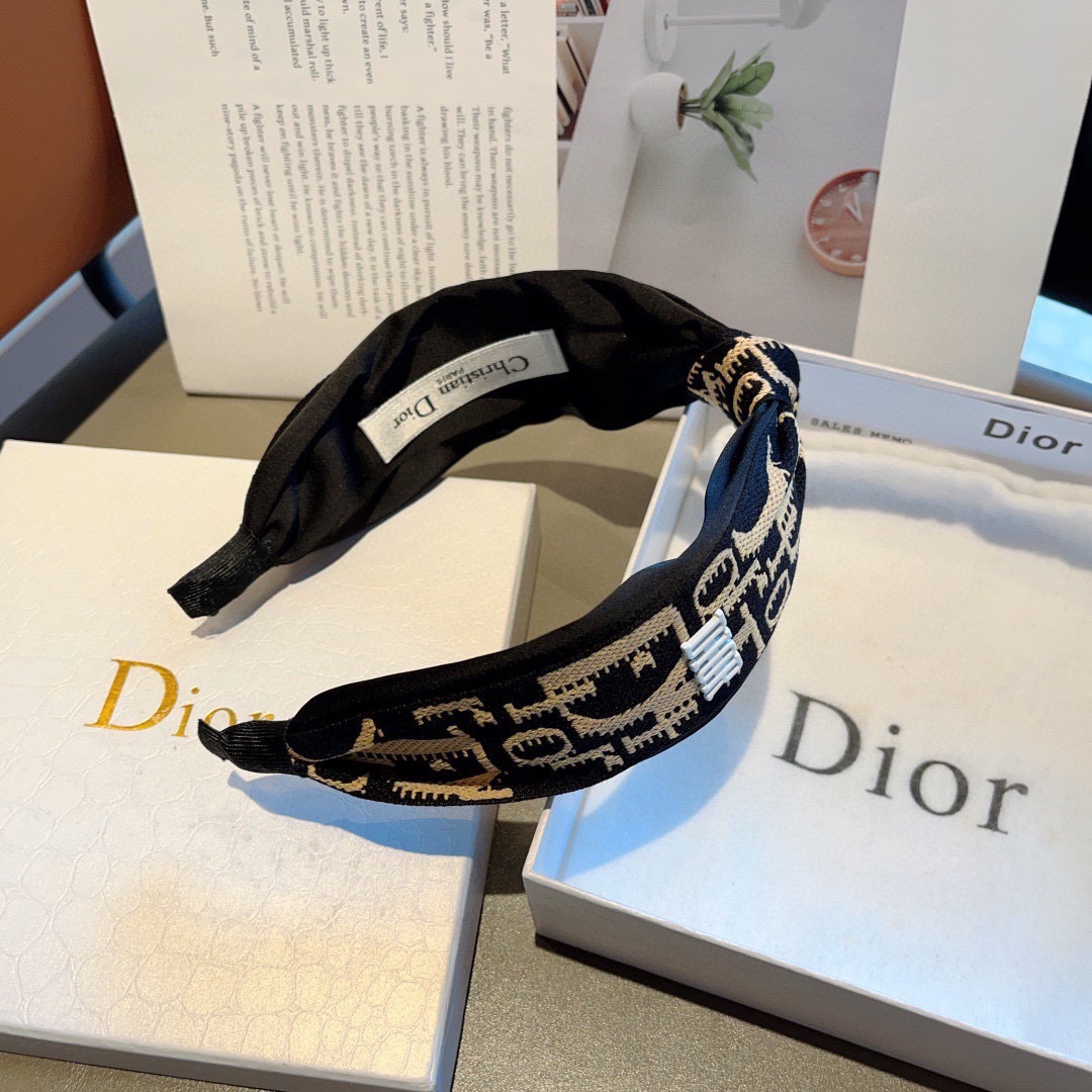 配包装
Dior（迪奥） 火爆新款打结款宽版发箍,专柜原单头箍 让你的魅力绽放 清新淑女范让时尚更简单。