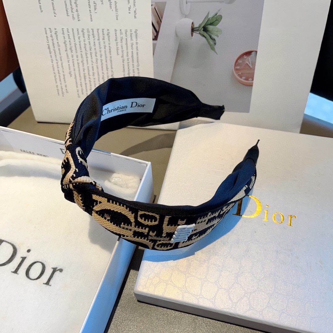 配包装
Dior（迪奥） 火爆新款打结款宽版发箍,专柜原单头箍 让你的魅力绽放 清新淑女范让时尚更简单。
