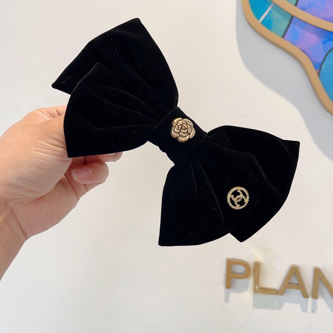 配包装
CHANEL （香奈儿）明星同款蝴蝶结抓夹发夹 弹弓夹 网红推荐款♥ 复古蝴蝶结款，超级百搭哦！