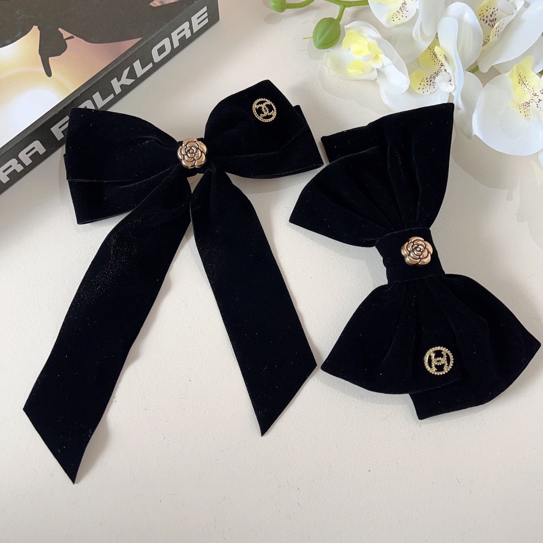 配包装
CHANEL （香奈儿）明星同款蝴蝶结抓夹发夹 弹弓夹 网红推荐款♥ 复古蝴蝶结款，超级百搭哦！