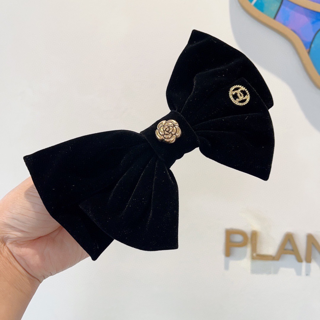 配包装
CHANEL （香奈儿）明星同款蝴蝶结抓夹发夹 弹弓夹 网红推荐款♥ 复古蝴蝶结款，超级百搭哦！