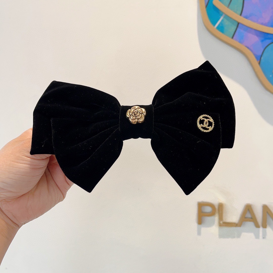 配包装
CHANEL （香奈儿）明星同款蝴蝶结抓夹发夹 弹弓夹 网红推荐款♥ 复古蝴蝶结款，超级百搭哦！