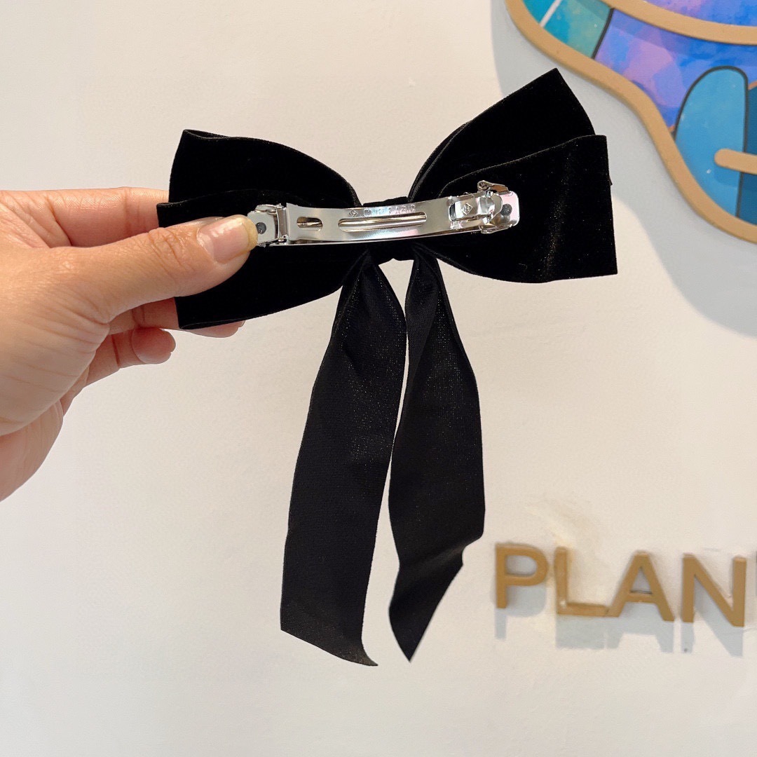 配包装
CHANEL （香奈儿）明星同款蝴蝶结抓夹发夹 弹弓夹 网红推荐款♥ 复古蝴蝶结款，超级百搭哦！