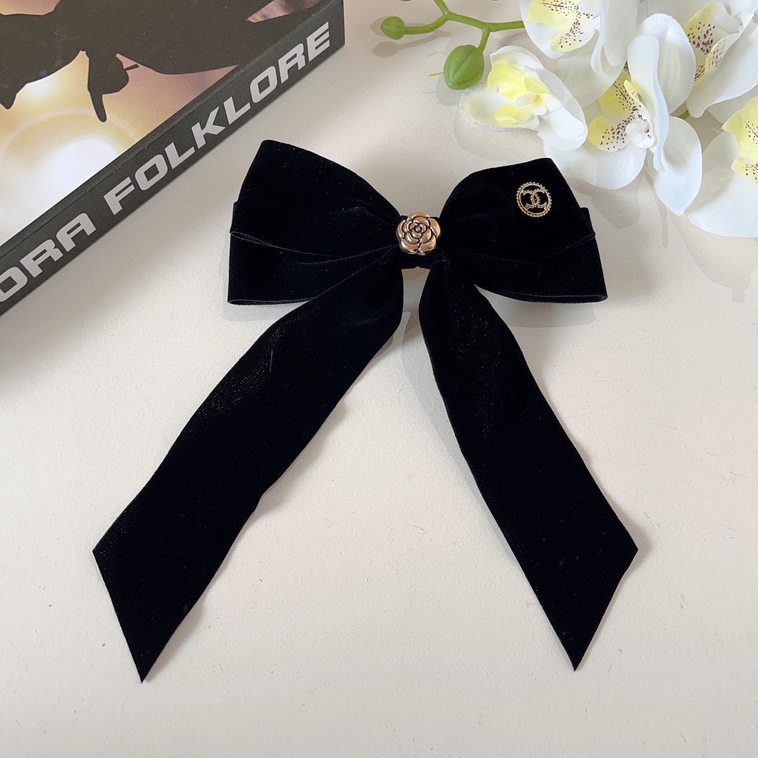 配包装
CHANEL （香奈儿）明星同款蝴蝶结抓夹发夹 弹弓夹 网红推荐款♥ 复古蝴蝶结款，超级百搭哦！