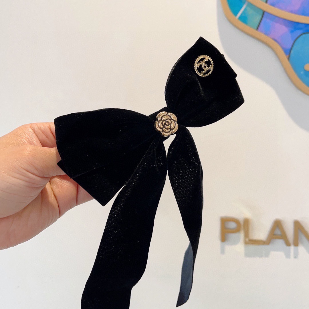 配包装
CHANEL （香奈儿）明星同款蝴蝶结抓夹发夹 弹弓夹 网红推荐款♥ 复古蝴蝶结款，超级百搭哦！