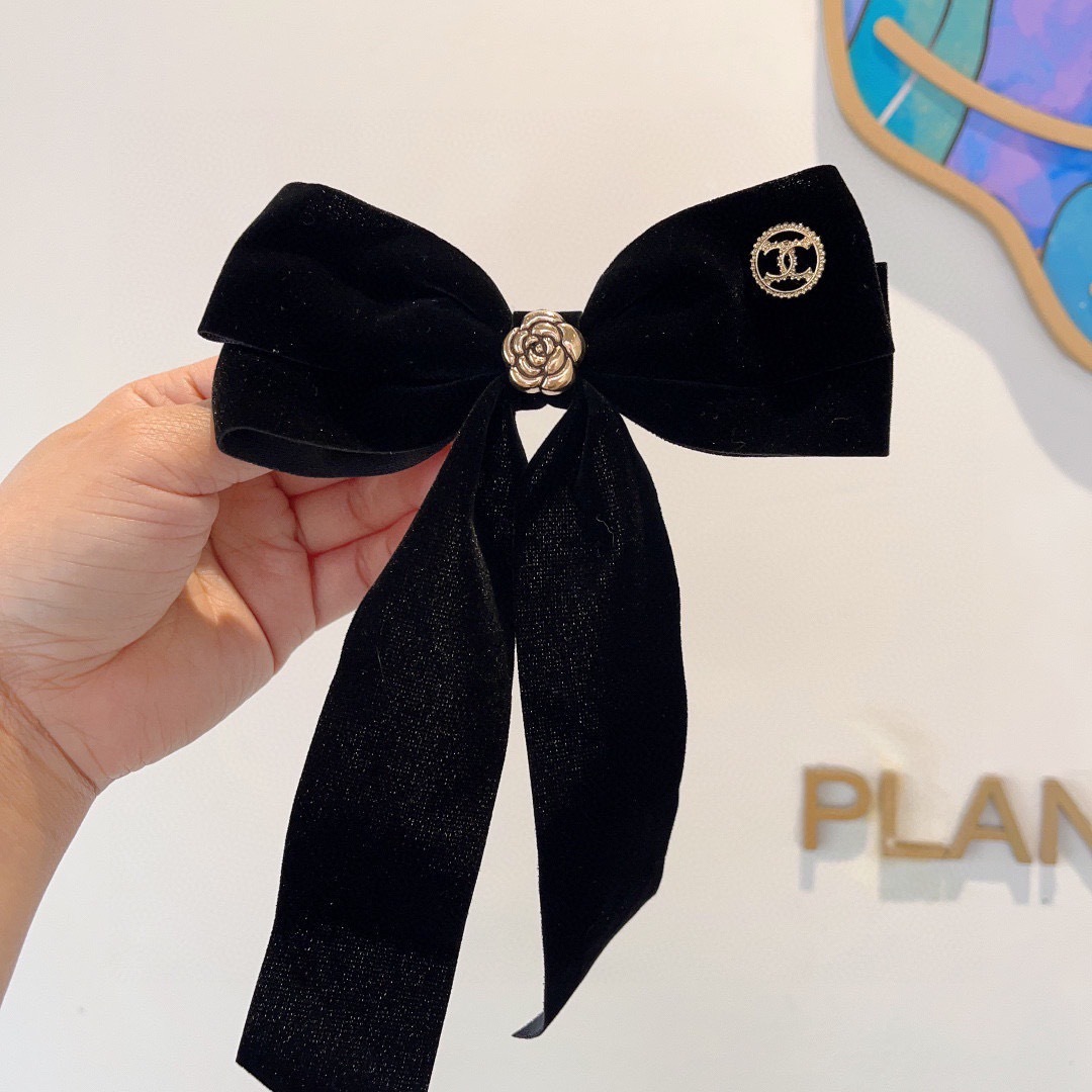 配包装
CHANEL （香奈儿）明星同款蝴蝶结抓夹发夹 弹弓夹 网红推荐款♥ 复古蝴蝶结款，超级百搭哦！