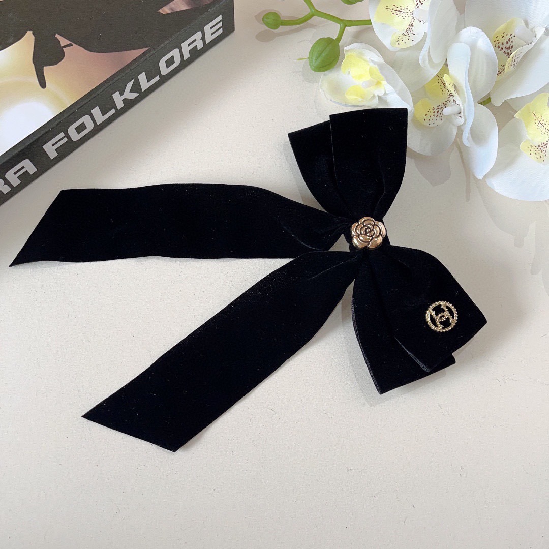 配包装
CHANEL （香奈儿）明星同款蝴蝶结抓夹发夹 弹弓夹 网红推荐款♥ 复古蝴蝶结款，超级百搭哦！