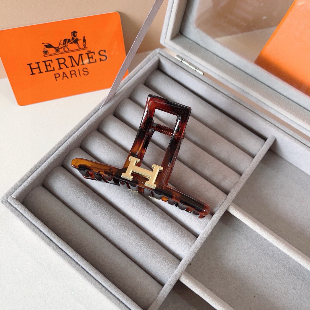 配包装
HERMES （爱马仕） 专柜新款发夹，经典甜美公主风 大牌高级感抓夹。超精致，转图必爆哈！网红