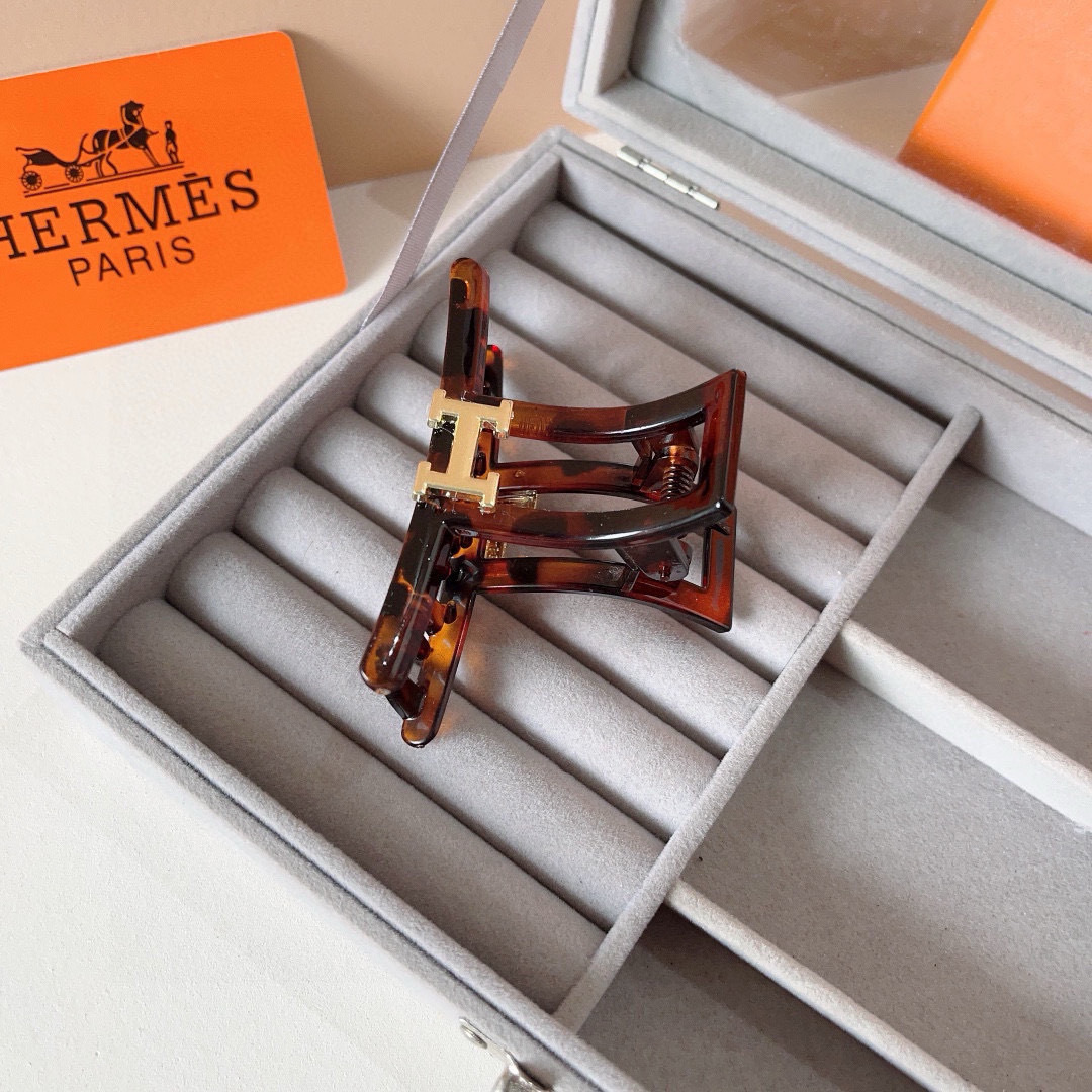 配包装
HERMES （爱马仕） 专柜新款发夹，经典甜美公主风 大牌高级感抓夹。超精致，转图必爆哈！网红