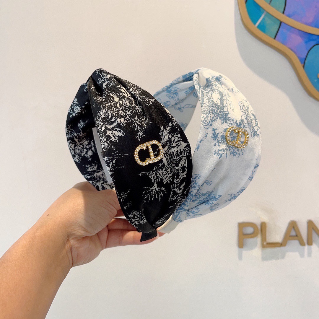 配包装
Dior（迪奥） 火爆新款D字母真丝宽版发箍,专柜品质 让你的魅力绽放 清新淑女范让时尚更简单。