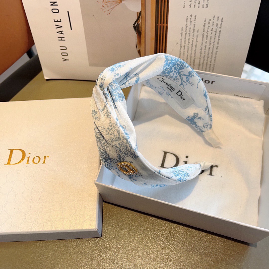 配包装
Dior（迪奥） 火爆新款D字母真丝宽版发箍,专柜品质 让你的魅力绽放 清新淑女范让时尚更简单。