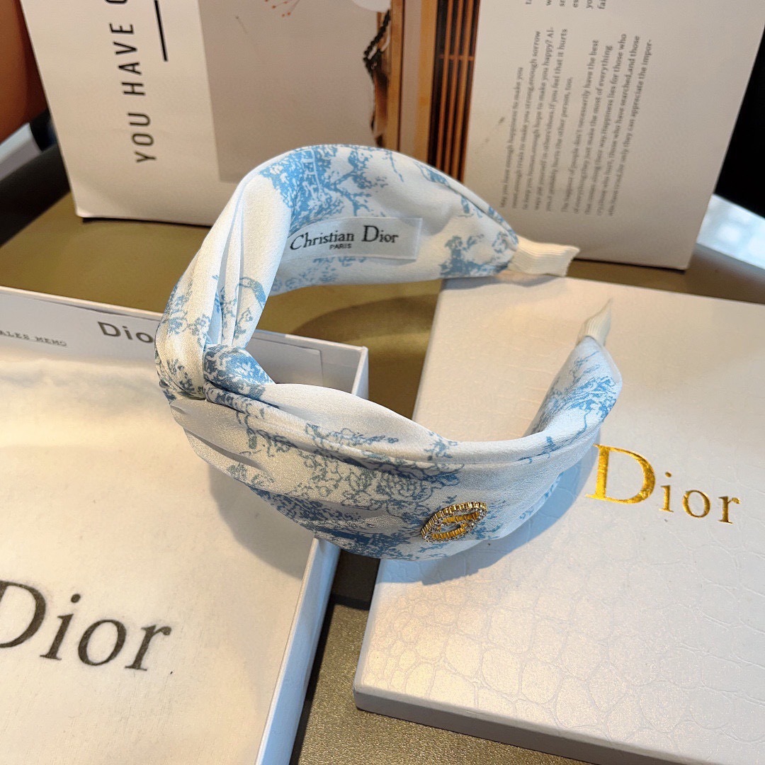 配包装
Dior（迪奥） 火爆新款D字母真丝宽版发箍,专柜品质 让你的魅力绽放 清新淑女范让时尚更简单。
