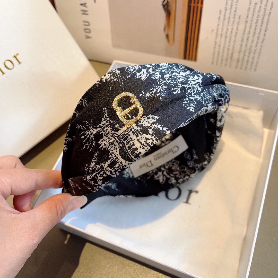 配包装
Dior（迪奥） 火爆新款D字母真丝宽版发箍,专柜品质 让你的魅力绽放 清新淑女范让时尚更简单。