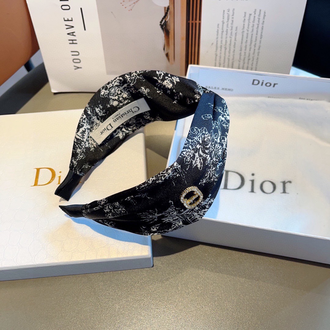 配包装
Dior（迪奥） 火爆新款D字母真丝宽版发箍,专柜品质 让你的魅力绽放 清新淑女范让时尚更简单。