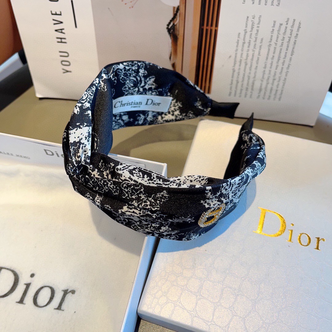 配包装
Dior（迪奥） 火爆新款D字母真丝宽版发箍,专柜品质 让你的魅力绽放 清新淑女范让时尚更简单。