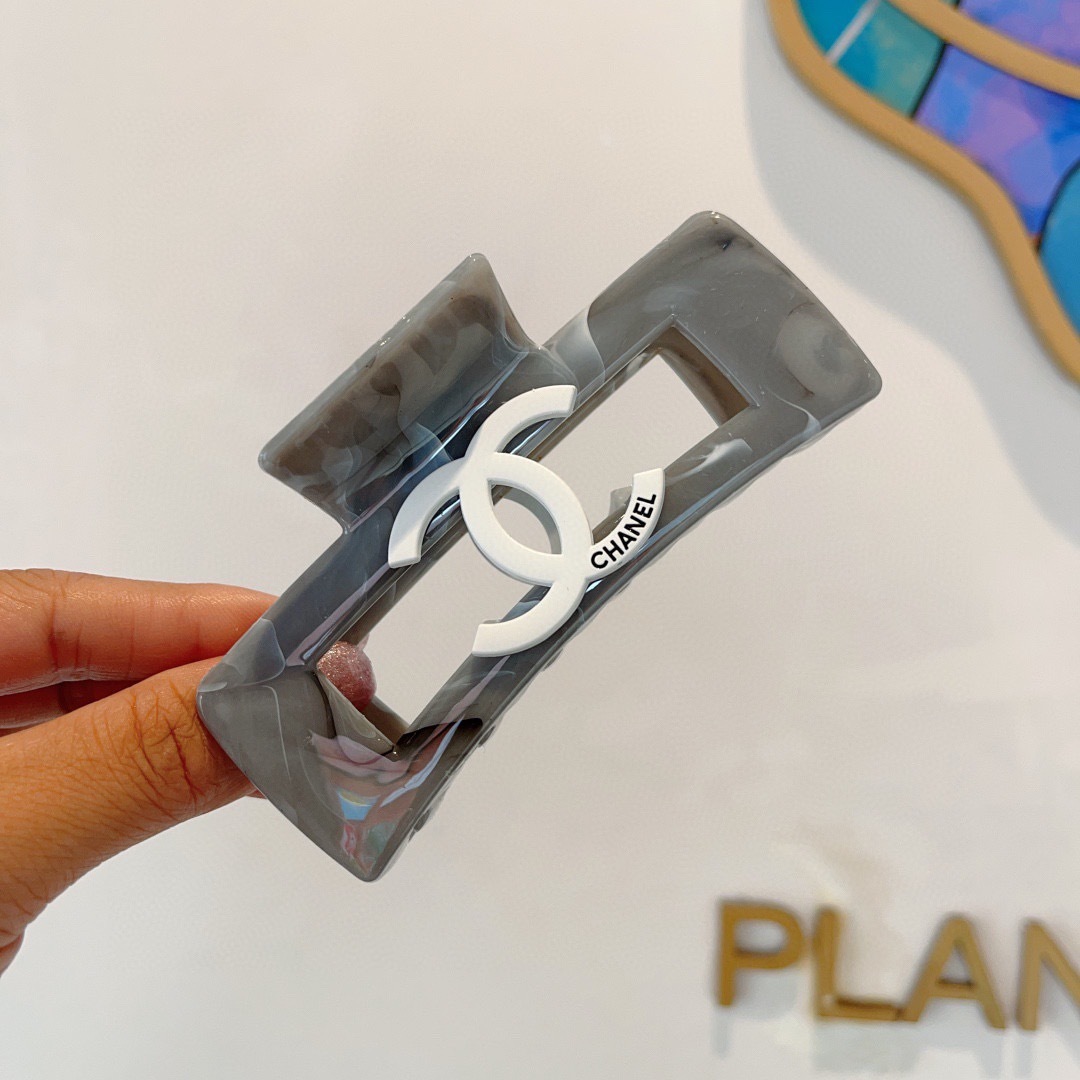 配包装
CHANEL （香奈儿） 欧美新款潮流抓夹，明星同款 女神必备单品，非常百搭，时尚发夹， 戴上它