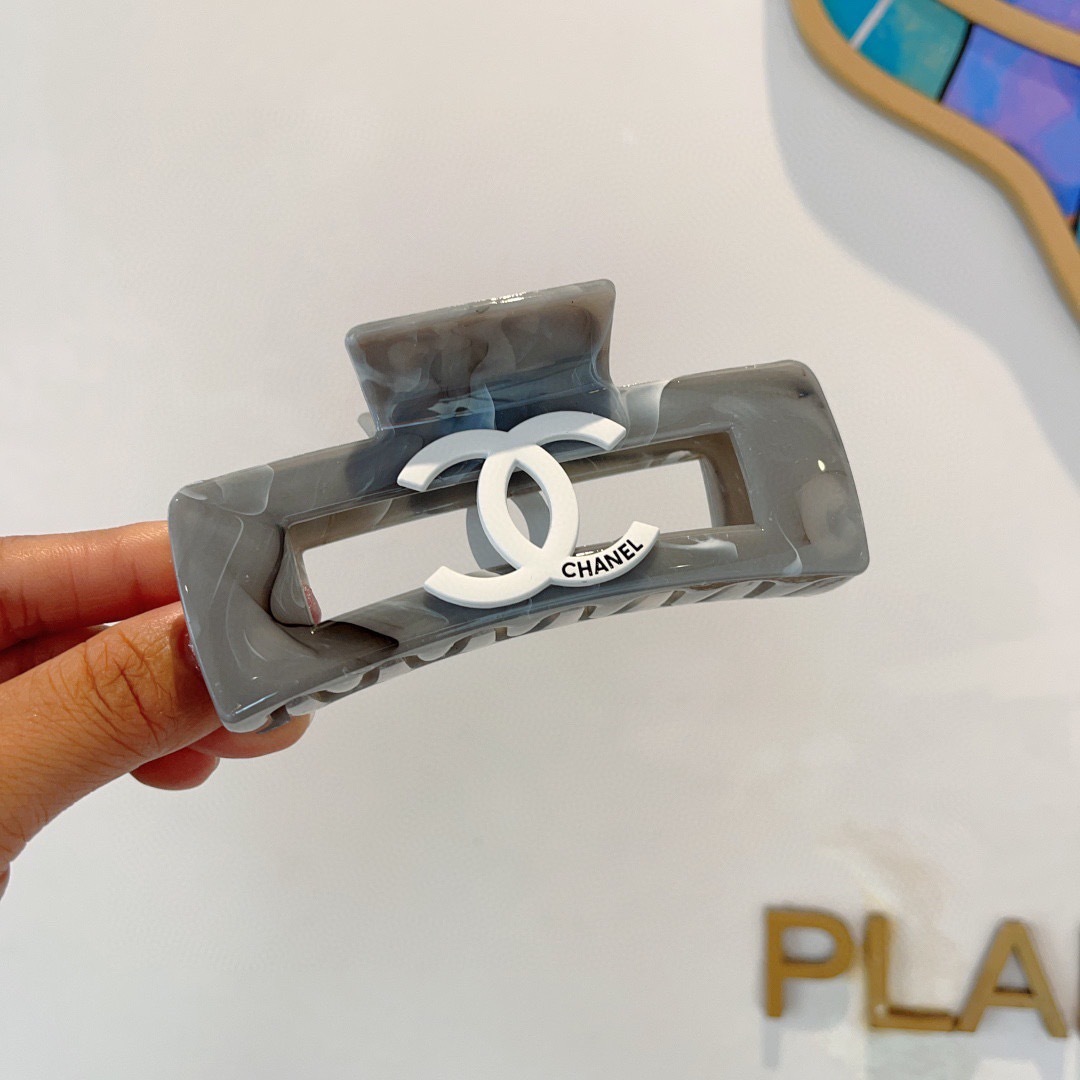 配包装
CHANEL （香奈儿） 欧美新款潮流抓夹，明星同款 女神必备单品，非常百搭，时尚发夹， 戴上它