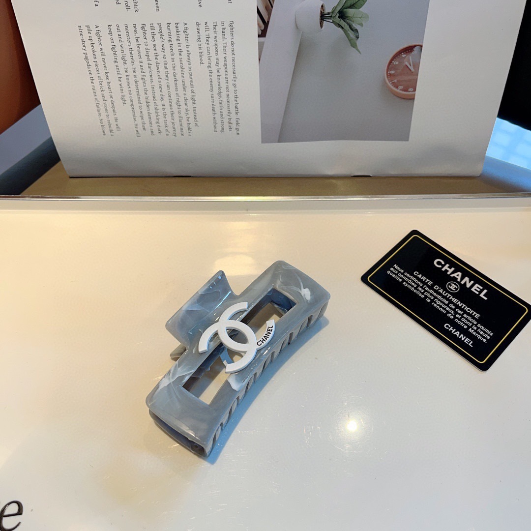 配包装
CHANEL （香奈儿） 欧美新款潮流抓夹，明星同款 女神必备单品，非常百搭，时尚发夹， 戴上它