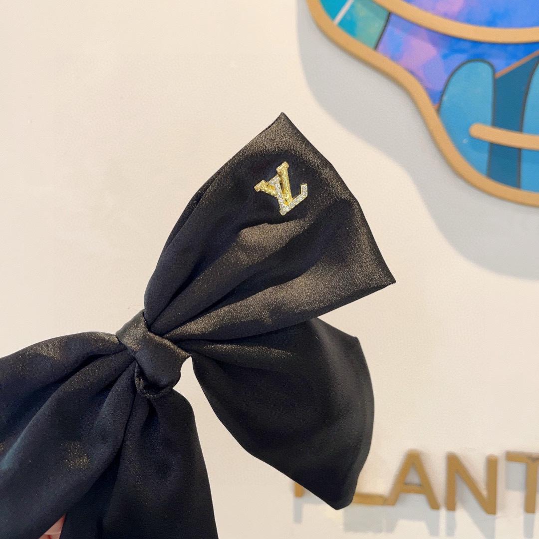 配包装
LV （路易威登）明星同款蝴蝶结发夹 弹弓夹 网红推荐款♥ 经典蝴蝶结头饰，超级百搭哦！敲黑板推