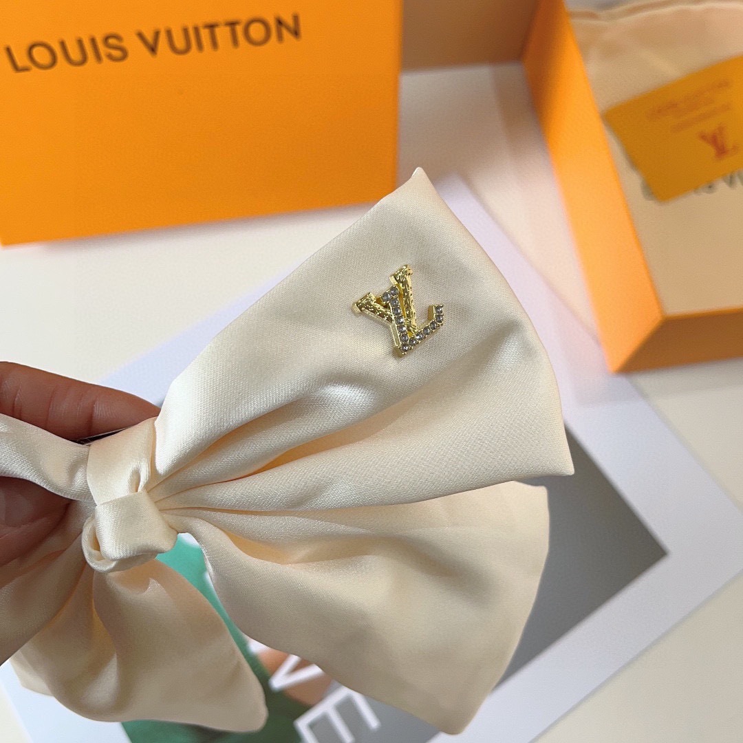 配包装
LV （路易威登）明星同款蝴蝶结发夹 弹弓夹 网红推荐款♥ 经典蝴蝶结头饰，超级百搭哦！敲黑板推