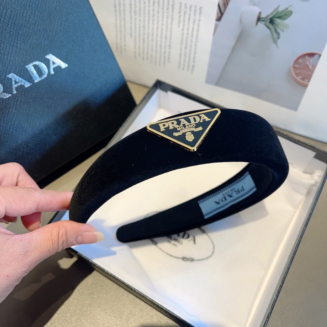 配包装
PRADA （普拉达）新款潮流字母发箍。气质女神必备单品，非常百搭，时尚潮流， 戴上它满满的高大