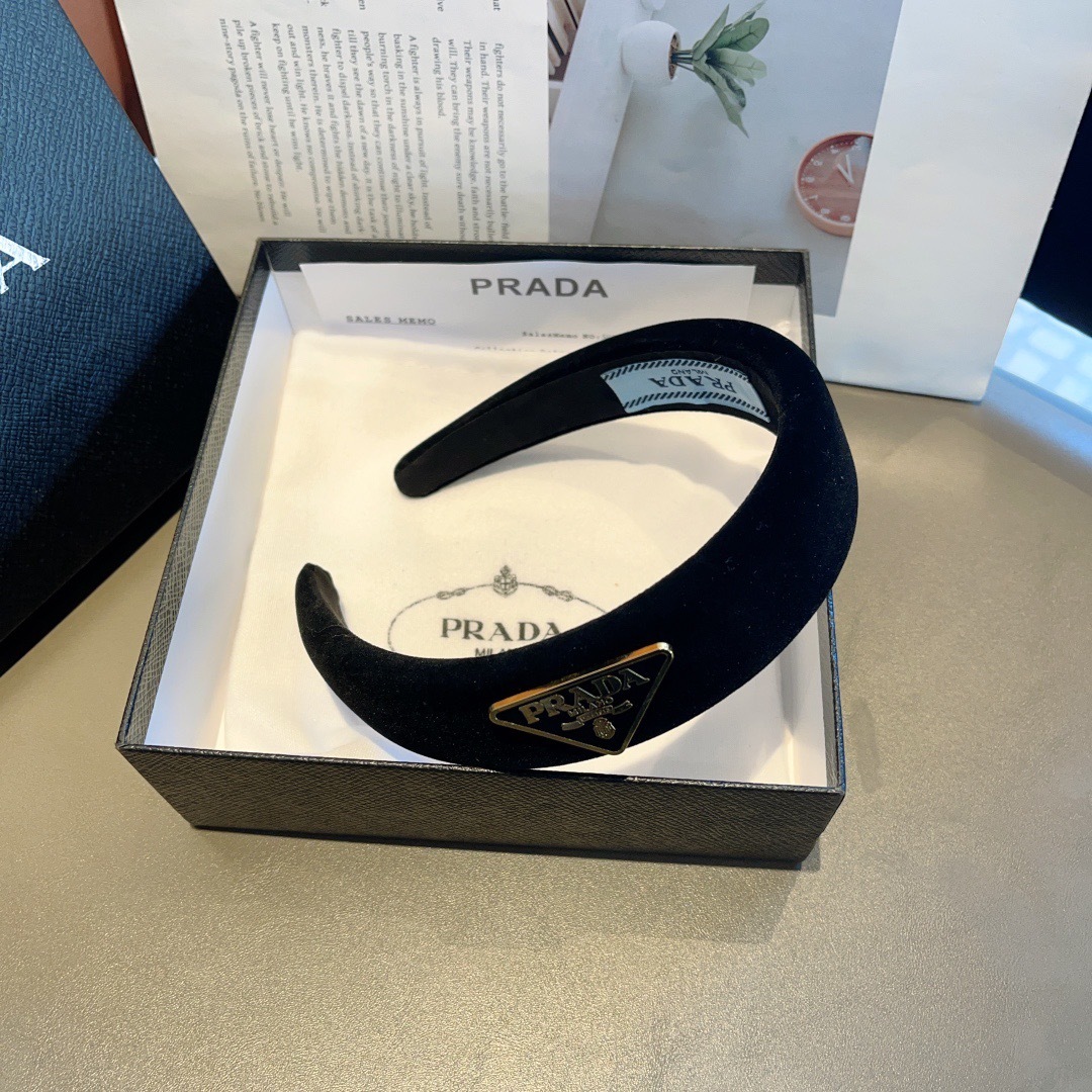 配包装
PRADA （普拉达）新款潮流字母发箍。气质女神必备单品，非常百搭，时尚潮流， 戴上它满满的高大