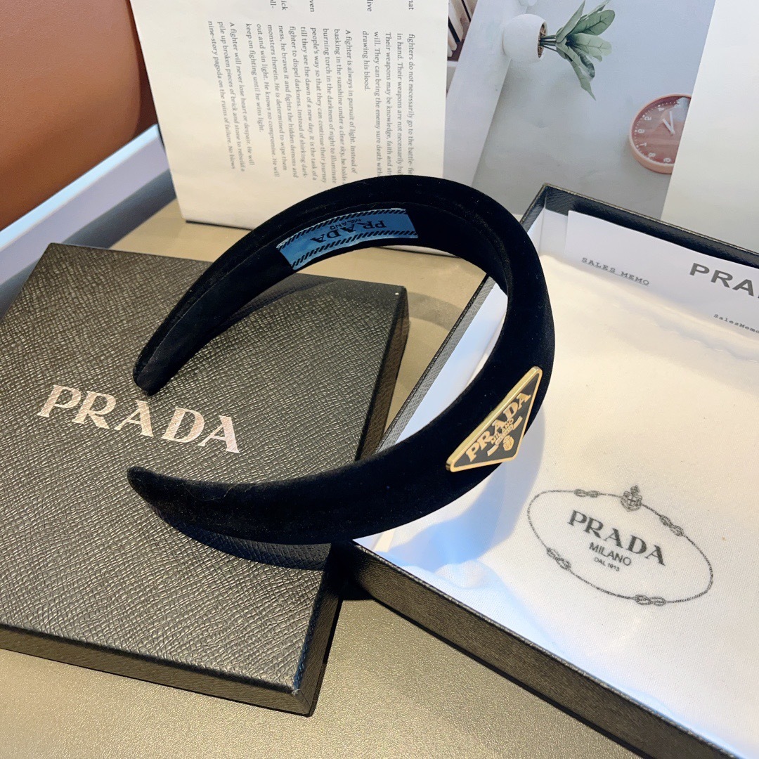 配包装
PRADA （普拉达）新款潮流字母发箍。气质女神必备单品，非常百搭，时尚潮流， 戴上它满满的高大
