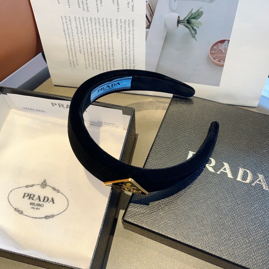 配包装
PRADA （普拉达）新款潮流字母发箍。气质女神必备单品，非常百搭，时尚潮流， 戴上它满满的高大