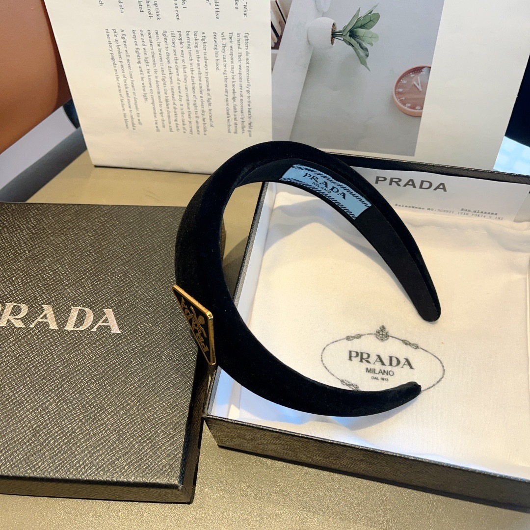 配包装
PRADA （普拉达）新款潮流字母发箍。气质女神必备单品，非常百搭，时尚潮流， 戴上它满满的高大