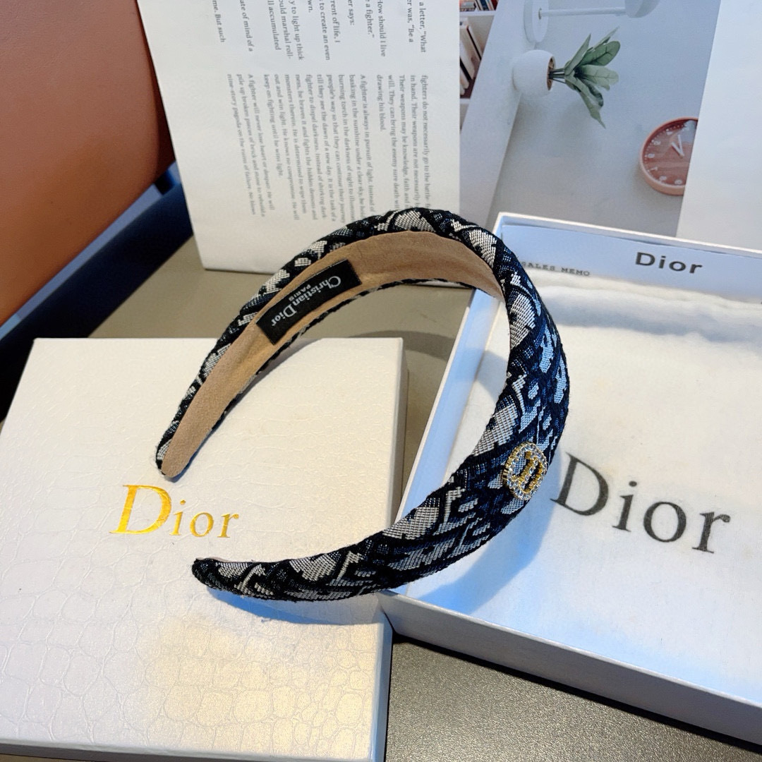 配包装
Dior（迪奥） 火爆新款经典D字母宽版发箍,专柜品质 让你的魅力绽放 清新淑女范让时尚更简单。