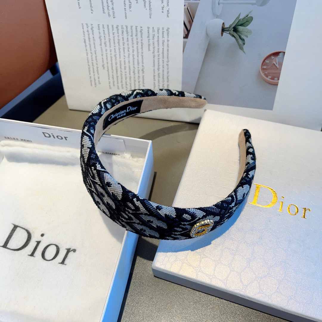 配包装
Dior（迪奥） 火爆新款经典D字母宽版发箍,专柜品质 让你的魅力绽放 清新淑女范让时尚更简单。