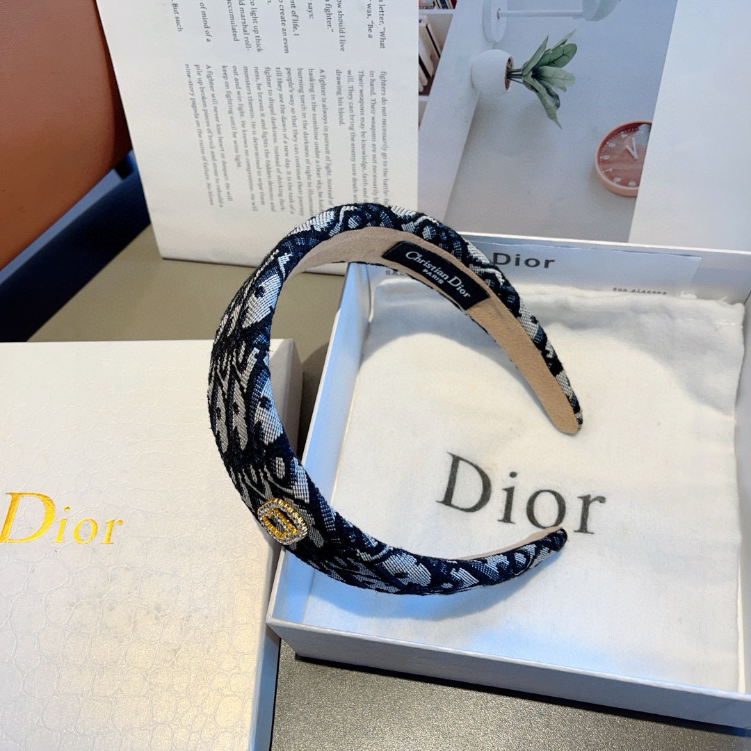 配包装
Dior（迪奥） 火爆新款经典D字母宽版发箍,专柜品质 让你的魅力绽放 清新淑女范让时尚更简单。