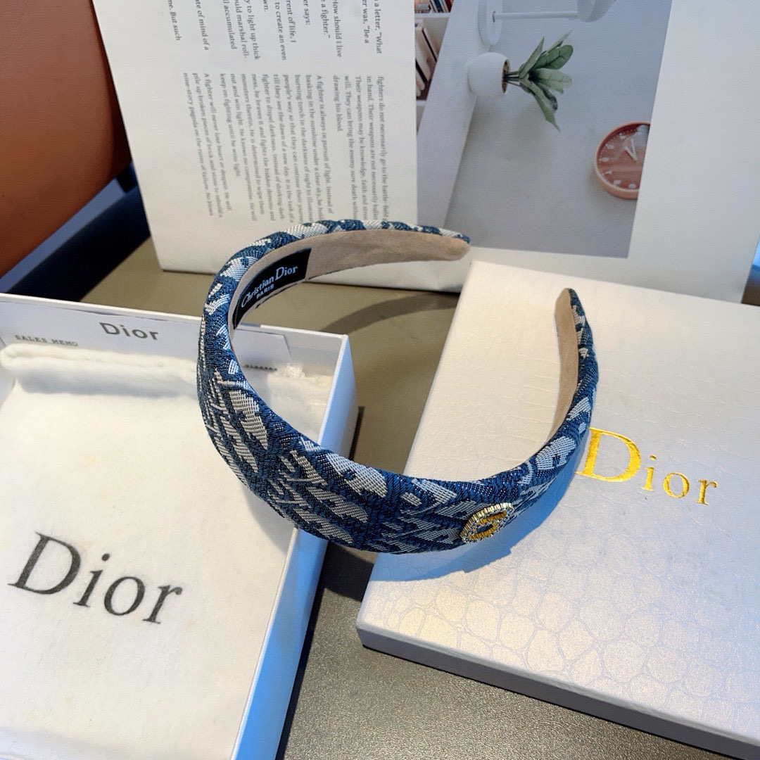 配包装
Dior（迪奥） 火爆新款经典D字母宽版发箍,专柜品质 让你的魅力绽放 清新淑女范让时尚更简单。