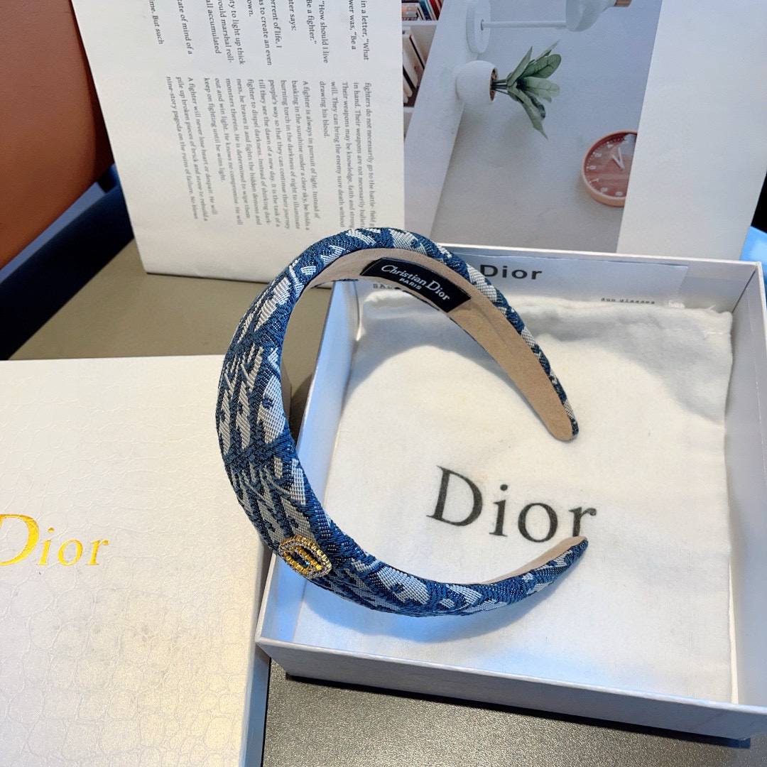 配包装
Dior（迪奥） 火爆新款经典D字母宽版发箍,专柜品质 让你的魅力绽放 清新淑女范让时尚更简单。