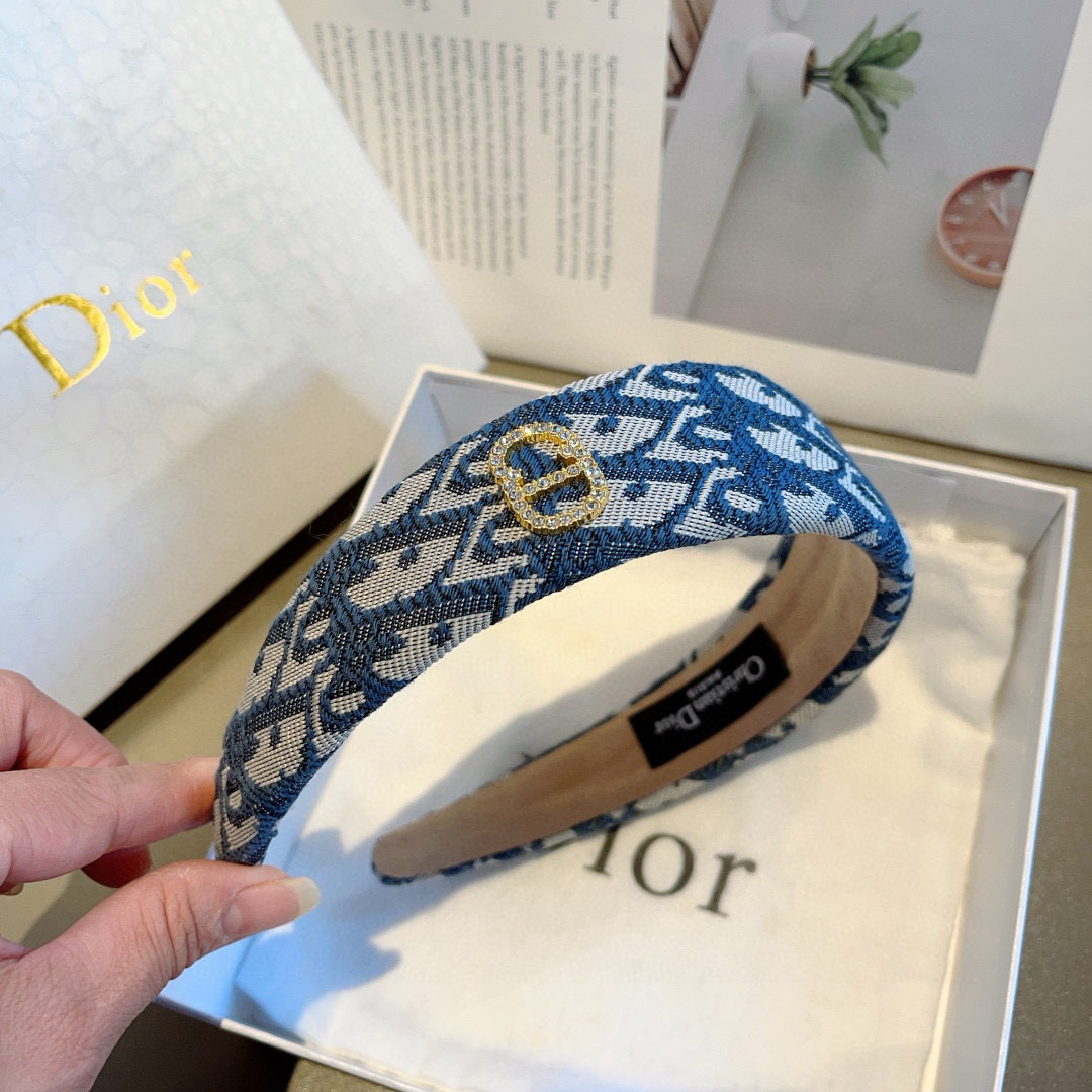 配包装
Dior（迪奥） 火爆新款经典D字母宽版发箍,专柜品质 让你的魅力绽放 清新淑女范让时尚更简单。