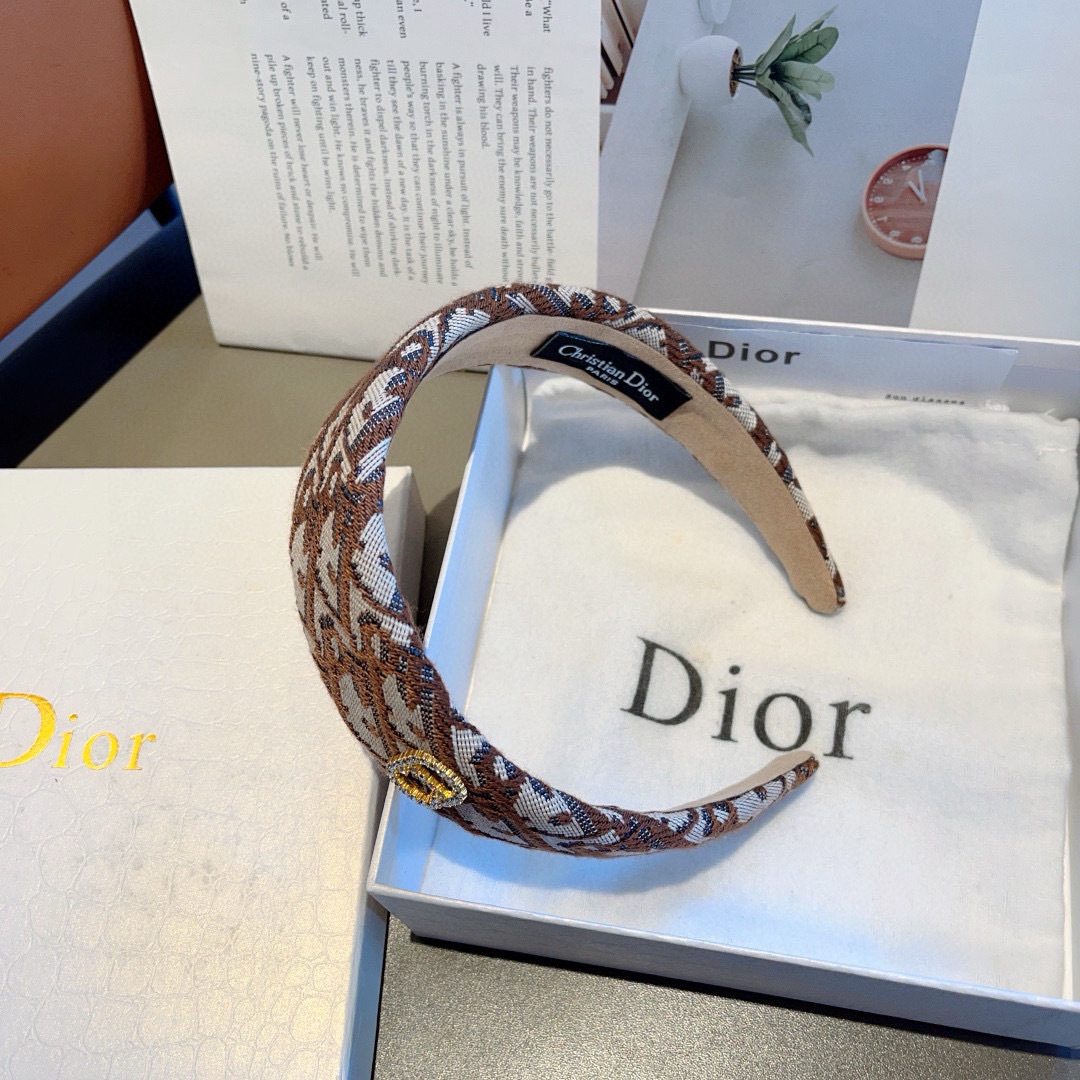 配包装
Dior（迪奥） 火爆新款经典D字母宽版发箍,专柜品质 让你的魅力绽放 清新淑女范让时尚更简单。