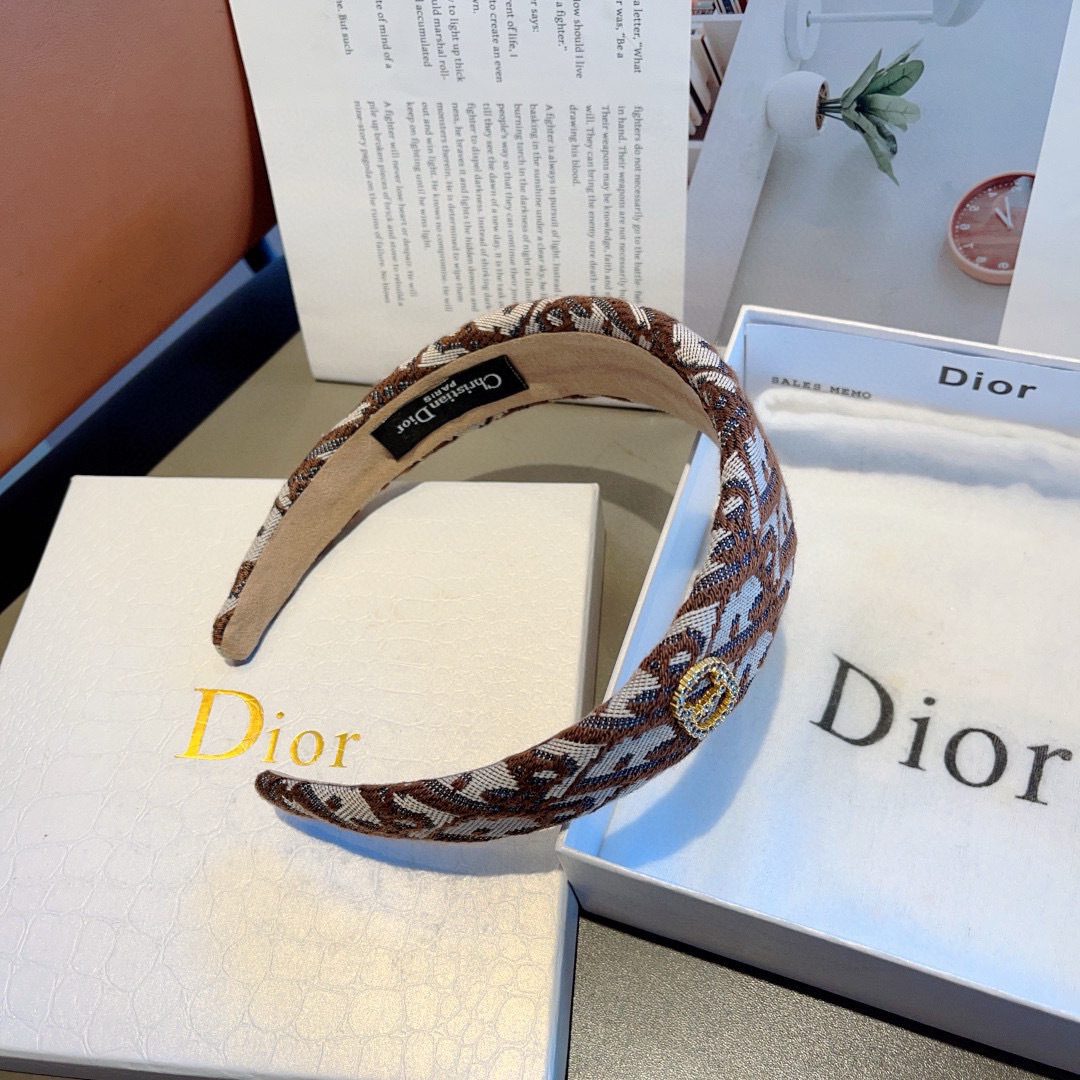 配包装
Dior（迪奥） 火爆新款经典D字母宽版发箍,专柜品质 让你的魅力绽放 清新淑女范让时尚更简单。