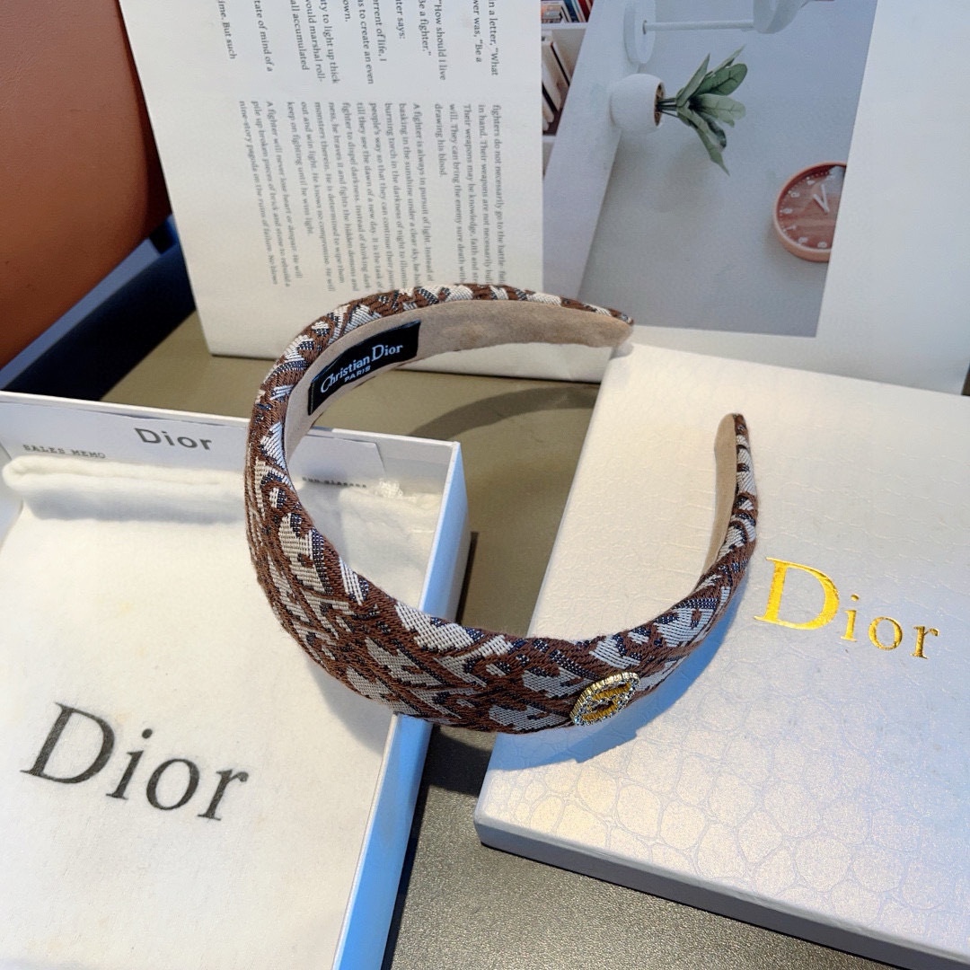配包装
Dior（迪奥） 火爆新款经典D字母宽版发箍,专柜品质 让你的魅力绽放 清新淑女范让时尚更简单。