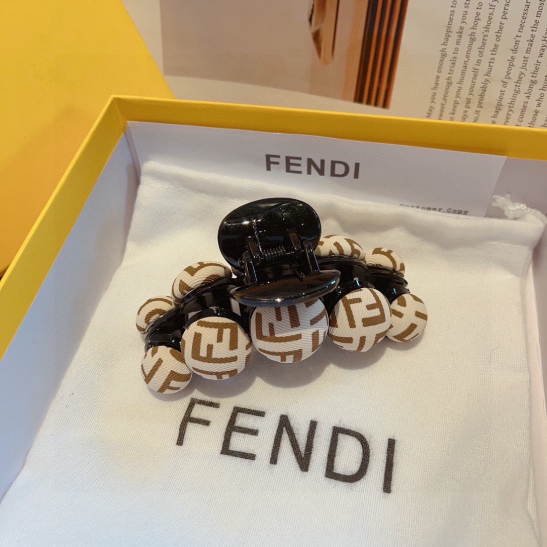 配包装
FENDI （芬迪）新款发夹，亚克力抓夹，超精美边，女神必备单品，非常百搭，时尚潮流！