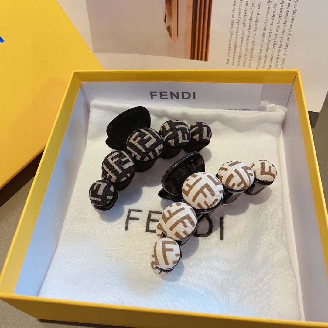 配包装
FENDI （芬迪）新款发夹，亚克力抓夹，超精美边，女神必备单品，非常百搭，时尚潮流！