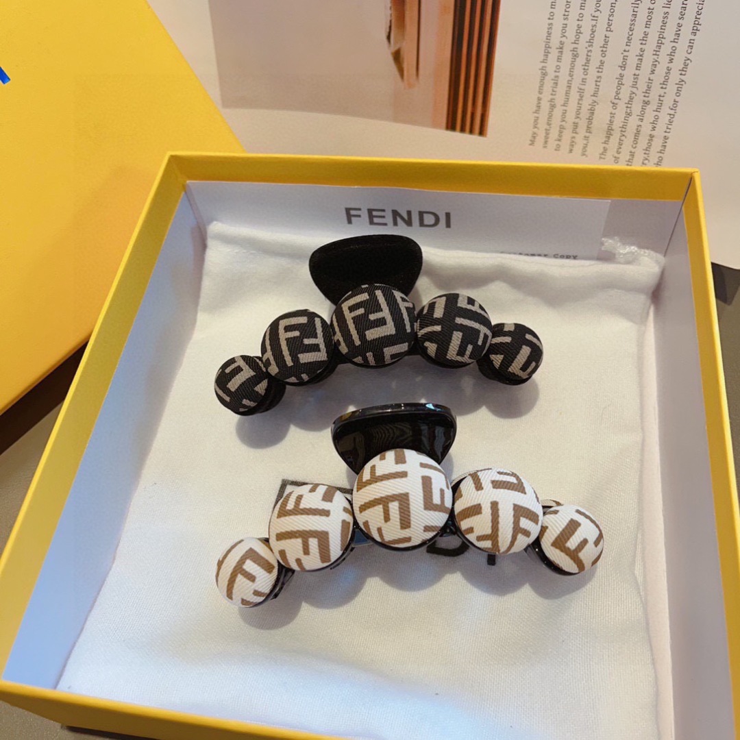 配包装
FENDI （芬迪）新款发夹，亚克力抓夹，超精美边，女神必备单品，非常百搭，时尚潮流！