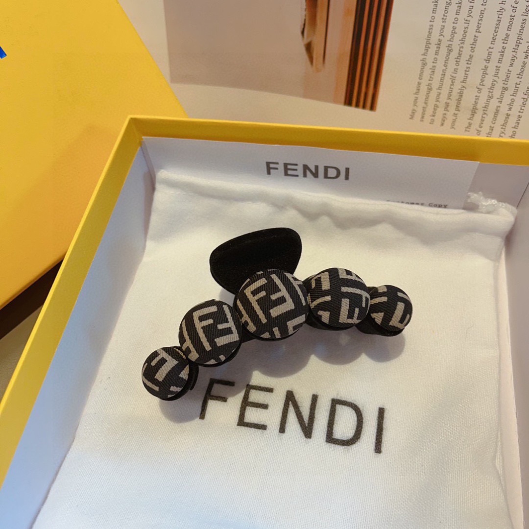 配包装
FENDI （芬迪）新款发夹，亚克力抓夹，超精美边，女神必备单品，非常百搭，时尚潮流！