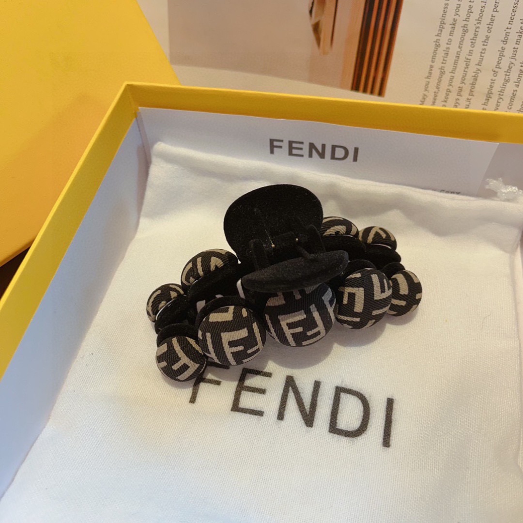 配包装
FENDI （芬迪）新款发夹，亚克力抓夹，超精美边，女神必备单品，非常百搭，时尚潮流！