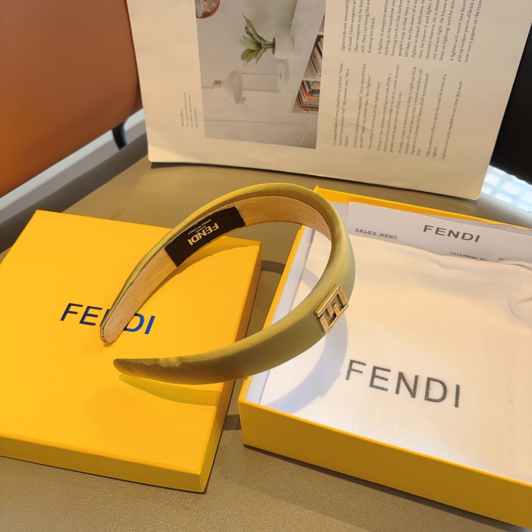 配包装
FENDI 芬迪 新款缎面海绵发箍，复古头箍，简约百搭，潮女必备品，超级的高大上！