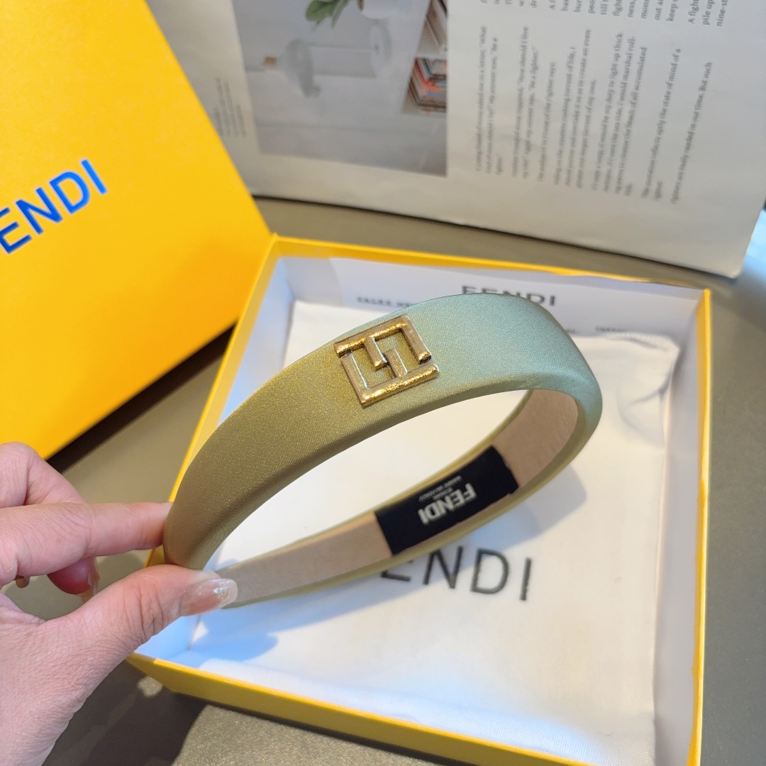 配包装
FENDI 芬迪 新款缎面海绵发箍，复古头箍，简约百搭，潮女必备品，超级的高大上！