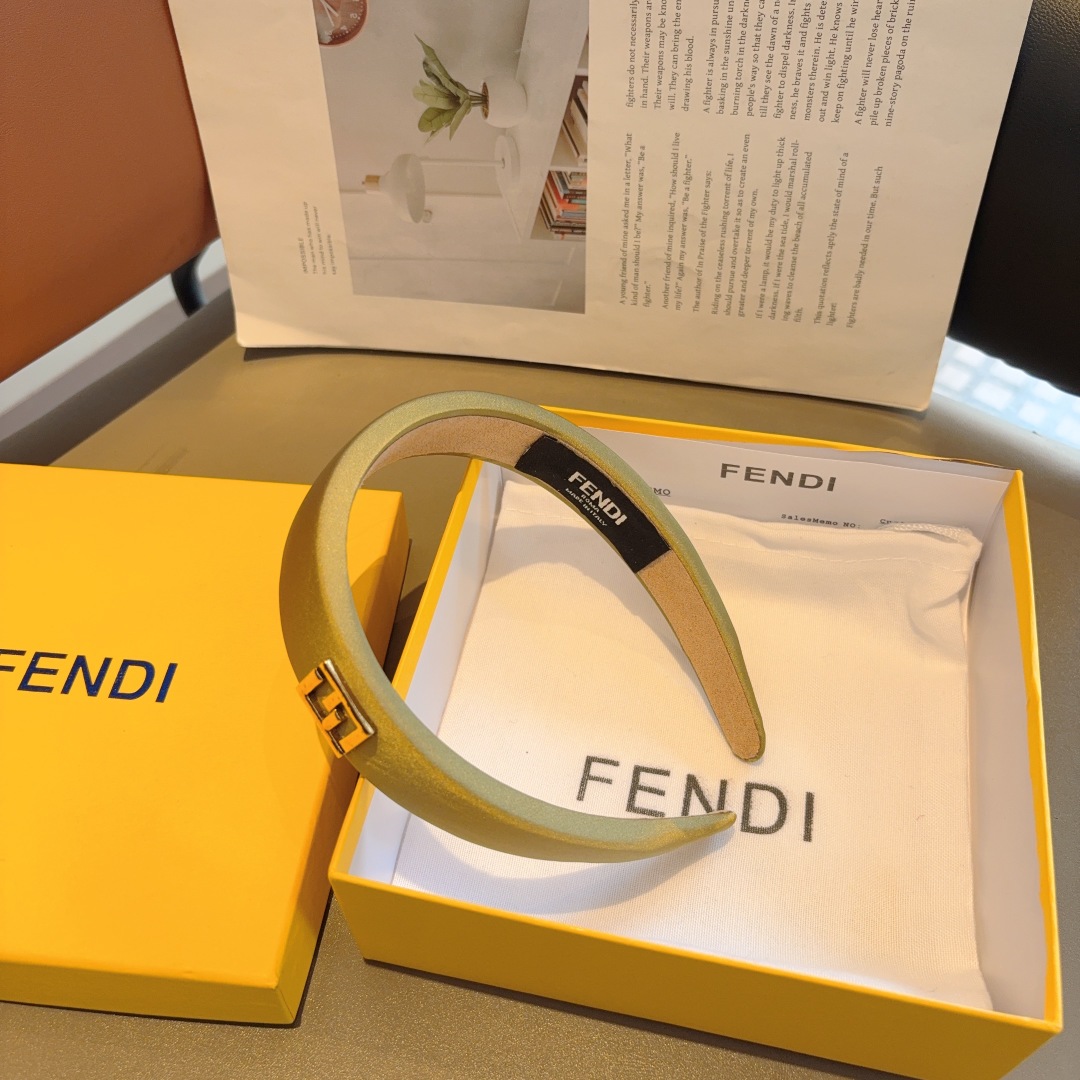 配包装
FENDI 芬迪 新款缎面海绵发箍，复古头箍，简约百搭，潮女必备品，超级的高大上！