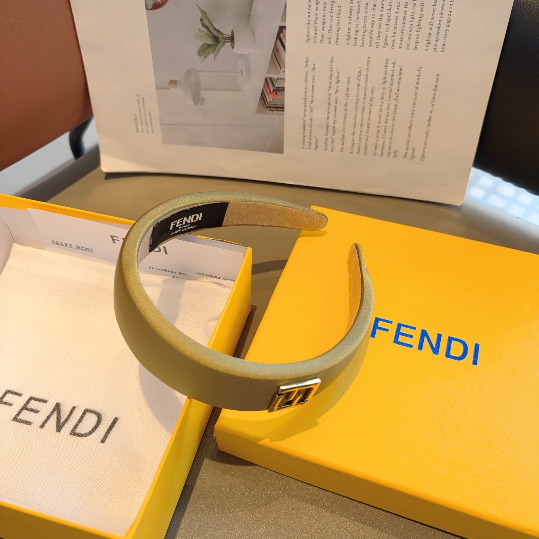 配包装
FENDI 芬迪 新款缎面海绵发箍，复古头箍，简约百搭，潮女必备品，超级的高大上！