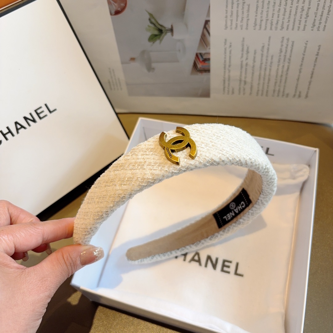 配包装
CHANEL（香奈儿）新款时尚发箍，网红爆款推荐 搭配高端双Ｃlogo ，超精致时尚百搭！