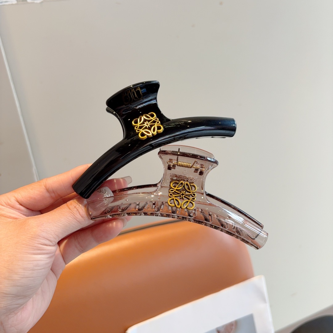 配包装
罗意威 新款时尚抓夹 发夹，女神必备单品，非常百搭，戴上它满满的高大上。