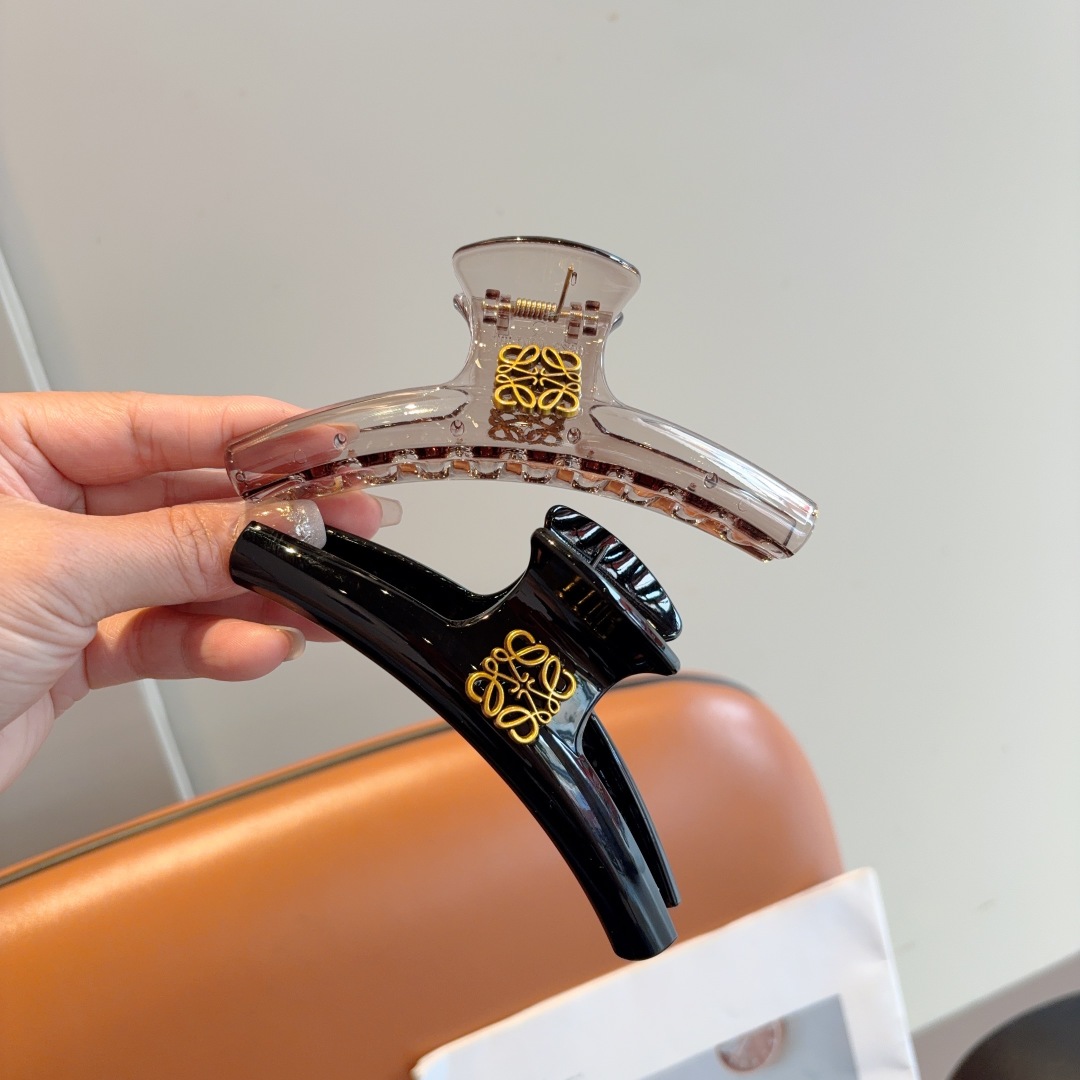 配包装
罗意威 新款时尚抓夹 发夹，女神必备单品，非常百搭，戴上它满满的高大上。